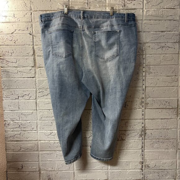 Westport Signature Fit Light Wash Capri Jeans – 24W - Picture 4 of 11